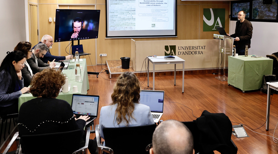 A la dreta, Juan Jesús Larrabeiti defensant la seva tesi (UdA)