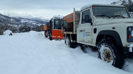 Vehicles municipals llevaneus actuant als camins de Vallcebre, al Berguedà