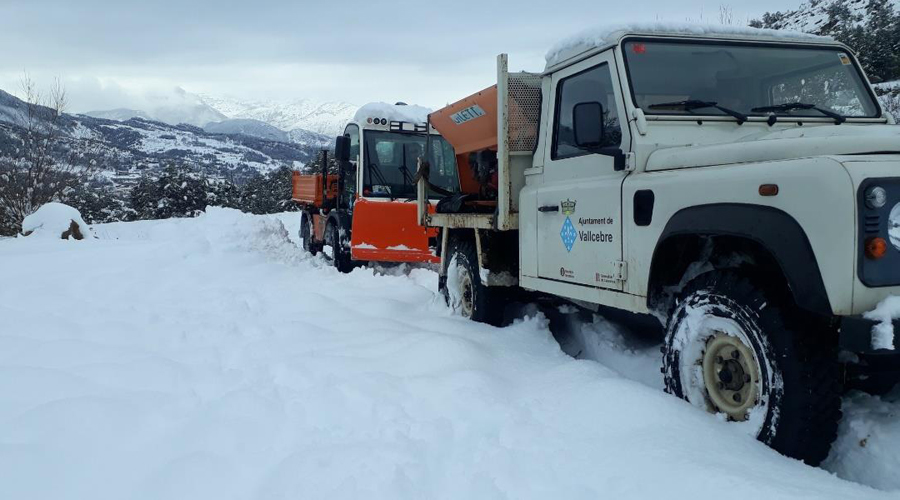 Vehicles municipals llevaneus actuant als camins de Vallcebre, al Berguedà. Fotografia: Ajuntament de Vallcebre.