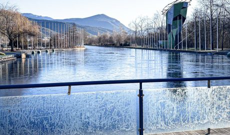 El canal del Parc Olímpic del Segre amb una fina capa de gel, aquest dimarts al matí