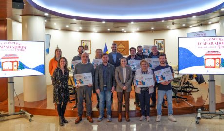 Els guardonats del V Concurs d’aparadors i decoració de Nadal d’Encamp i del Pas de la Casa amb les autoritats