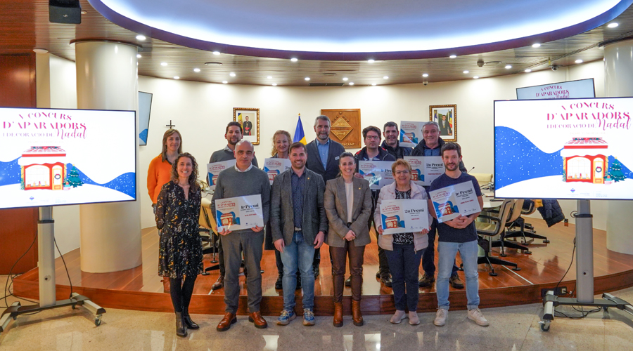 Els guardonats del V Concurs d’aparadors i decoració de Nadal d’Encamp i del Pas de la Casa amb les autoritats (Comú d'Encamp)