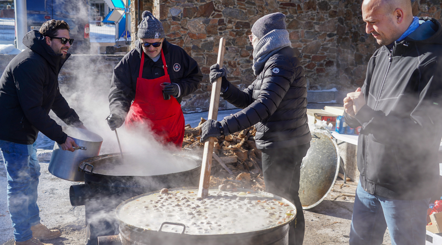 Els escudellaires mans a l'obra al Pas (Comú d'Encamp)