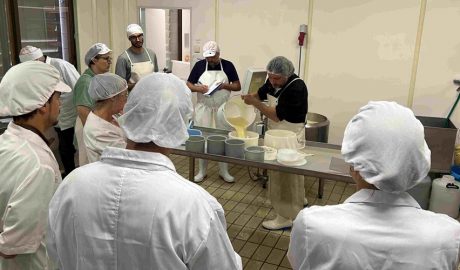Alumnes d'un curs d'elaboració de formatges a l'escola Agrària del Pirineu