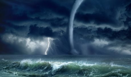 Una tromba marina en una tempesta