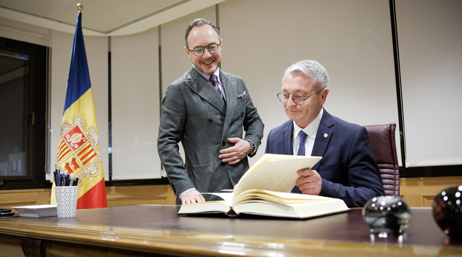 Xavier Espot i Patrice Faure signant el llibre d'honor (SFGA)