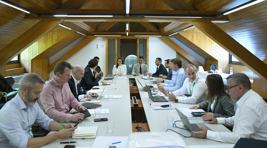 Al fons, els secretaris d'Estat, Noëlia Souque i David Forné amb membres del BEI (SFGA)