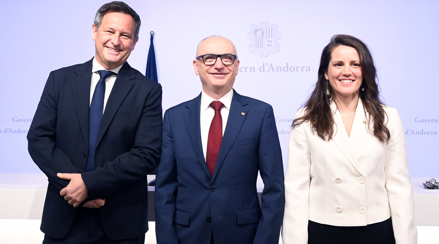 El cap de missió de l’FMI a Andorra, Rodolphe Blavy; el ministre, Ramon Lladós i la secretària d'Estat, Noelia Souque (SFGA)