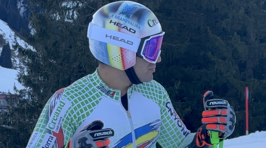 Joan Verdú amb el seu nou casc amb els colors de la bandera d'Andorra (FAE)