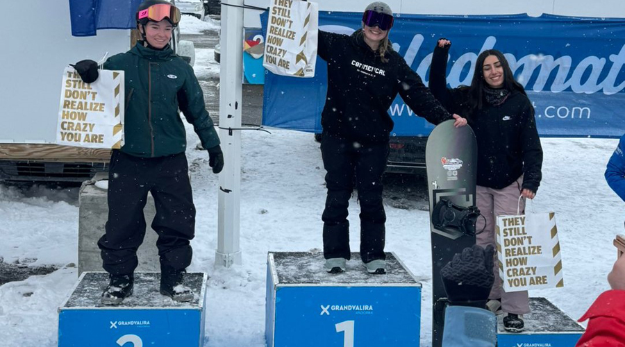 En snowboard femení, 1a Èlia Pascuet (al centre) i 3a Nerea Fernández (dreta). Foto: FAE