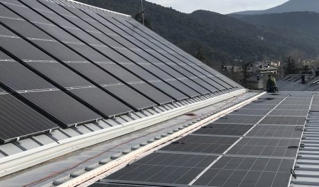 Teulada del Palau d'Esports de la Seu amb les plaques fotovoltaiques