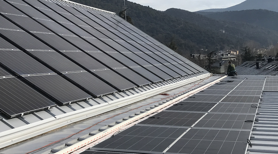 Teulada del Palau d'Esports de la Seu amb les plaques fotovoltaiques (Aj. la Seu)