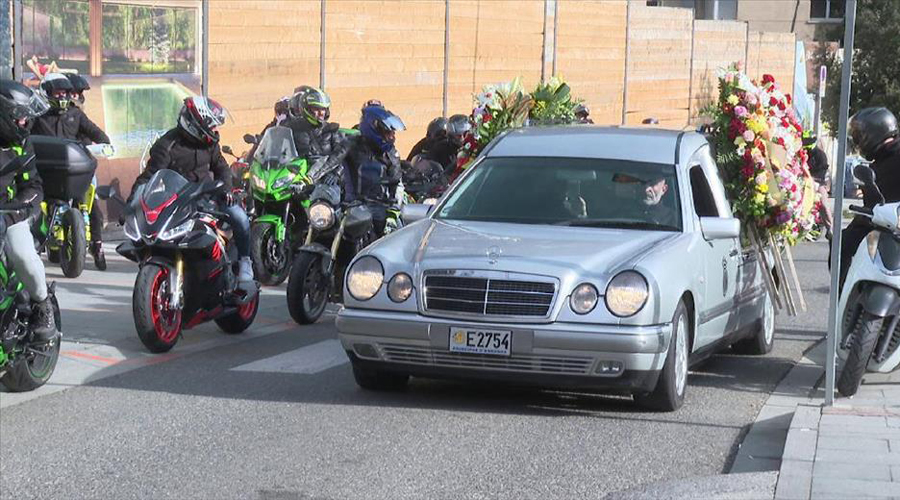 El vehicle fúnebre acompanyat per un gran nombre de motoristes (AndorraDifusió)