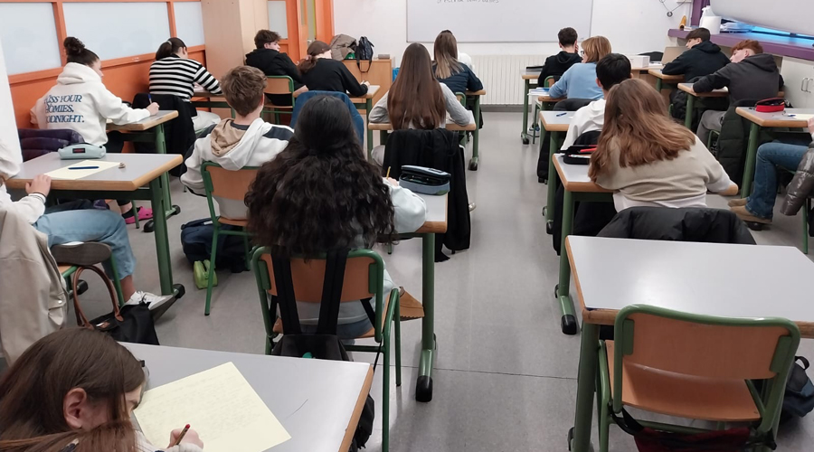 Alumnes de l'escola andorrana de Santa Coloma participant al Dictat nacional (SFGA)