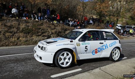 Gerard de la Casa volant sobre l'asfalt