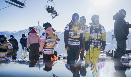 A la dreta, de groc, Joan Aracil