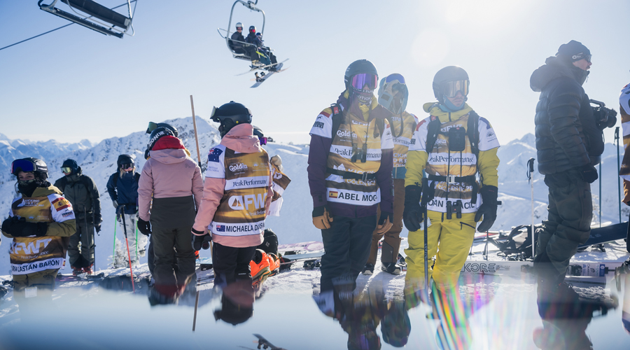A la dreta, de groc, Joan Aracil. Foto: Ordino Arcalís