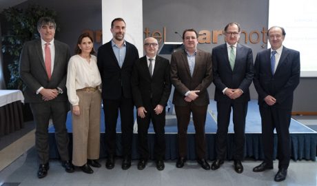 El ministre, Ramon Lladós, just al centre de la imatge