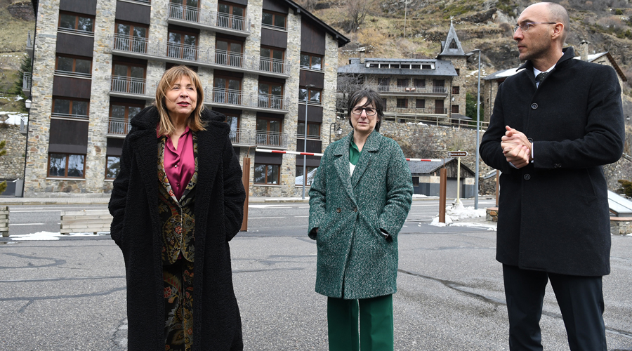 La ministra Conxita Marsol; la directora de l'Institut Nacional d'Habitatge, Marta Alberch: i el secretari d'Estat, Jordi Puy (SFGA)