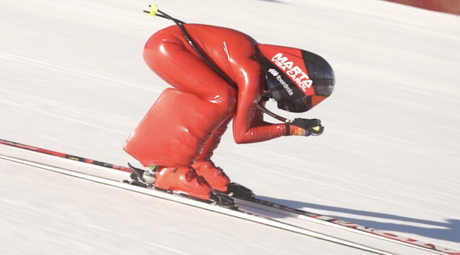 Marta Visa volant damunt la pista (Govern.cat)