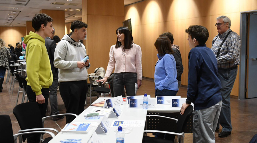 Al centre, la ministra Mònica Bonell, a la tercera Fira del Voluntariat (SFGA)