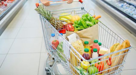 Un carro de la compra amb aliments