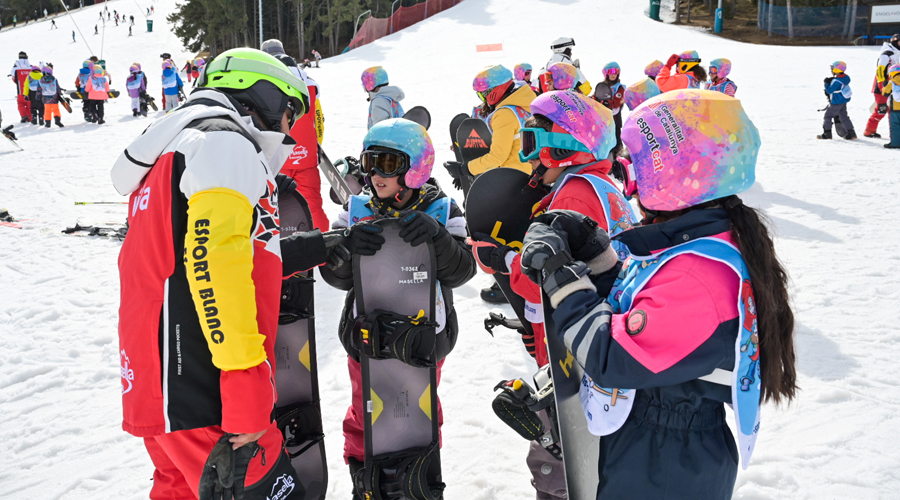 Sessió de surf de neu a Masella, a càrrec d'alumnat de la Seu d'Urgell (Autor: Albert Canalejo)