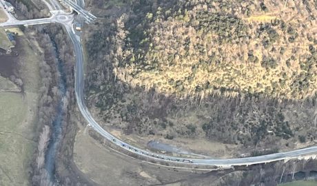 Tractors esperant a Anserall per a realitzar la marxa lenta a l'N-145 a les 17:30 hores