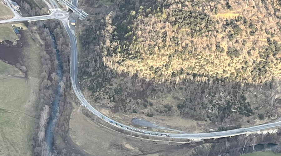 Tractors esperant a Anserall per a realitzar la marxa lenta a l'N-145 a les 15:30 hores (Trànsit.cat)