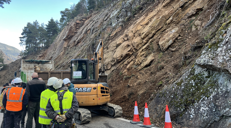 El tram de carretera de la Comella tallat pels treballs obligats per l'esllavissada