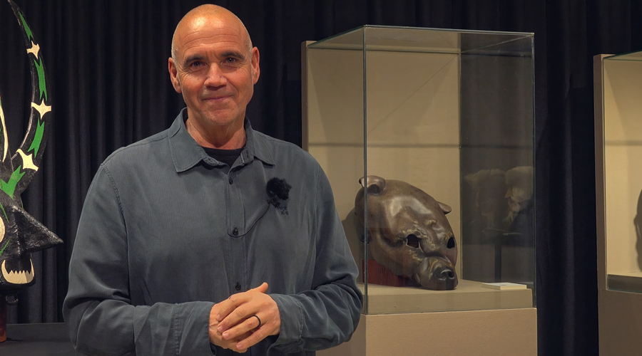 De fons, al centre, la màscara de l'Ossa d'Ordino exposada a Valladolid (Jesús Caramanzana)