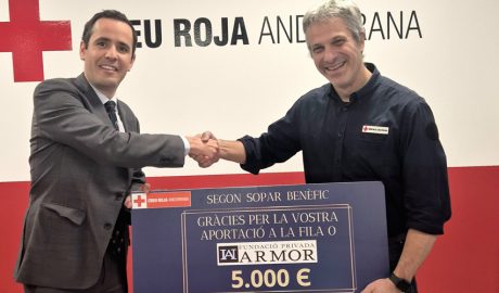 A la dreta, Jordi Fernàndez, director de la Creu Roja Andorrana, rebent el xec