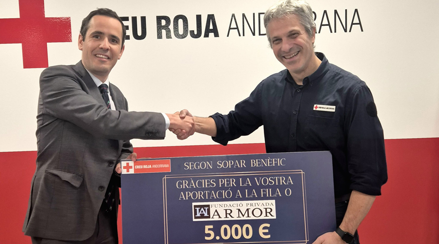 A la dreta, Jordi Fernàndez, director de la Creu Roja Andorrana, rebent el xec. Foto: Cedida