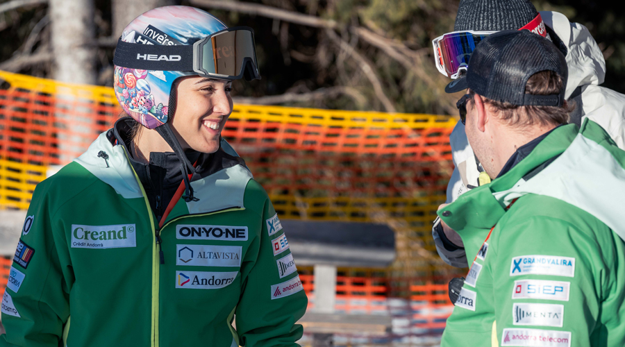 Cande Moreno, dissabte a Kitzbuehel, amb Mathis Cottet, skiman. Foto: David Hofer