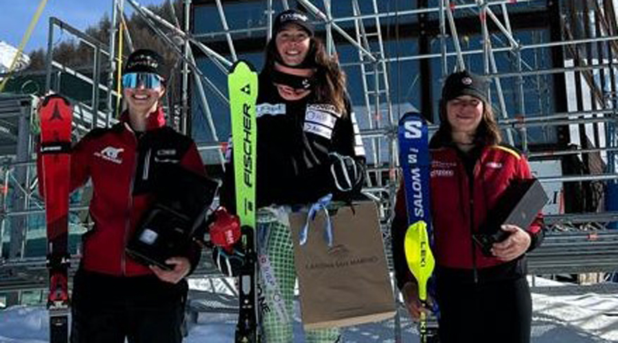 Carla Mijares, al centre, guanyadora de l'SL NC de Sestriere (FAE)