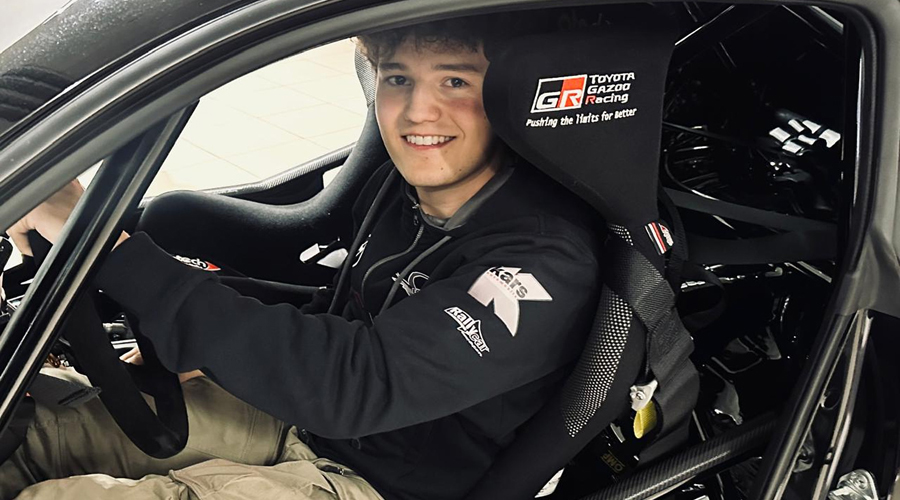 Joan Vinyes Jr. a l'interior del seu Toyota (FotoEsport)