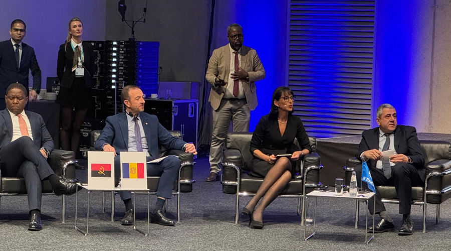 Assegut i segon per l'esquerra, el ministre Jordi Torres (SFGA)