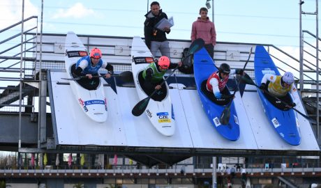 Mònica Doria, segona per la dreta per a iniciar el caiac cross