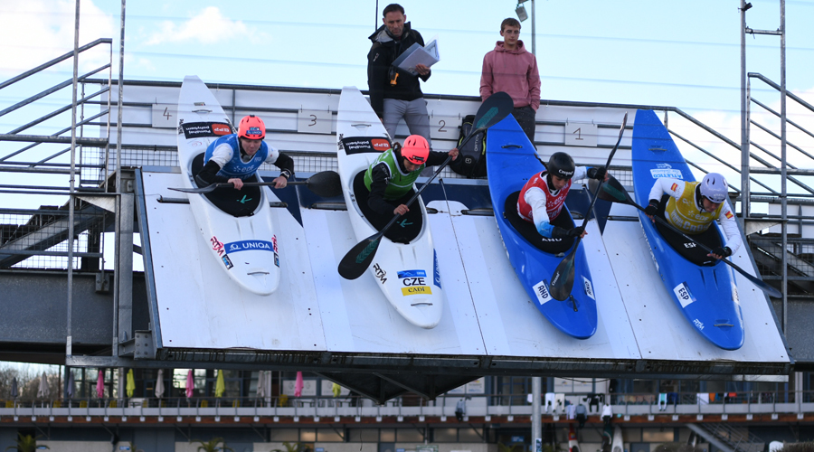 Mònica Doria, segona per la dreta per a iniciar el caiac cross (FACC)