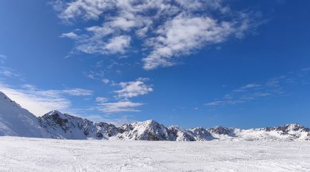 Un paisatge muntanyenc nevat