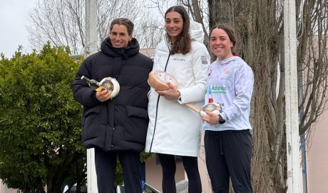 Mònica Doria, al centre, en el més alt del podi