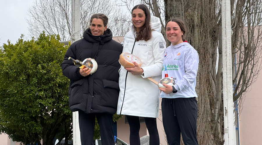 Mònica Doria, al centre, en el més alt del podi (FACC)