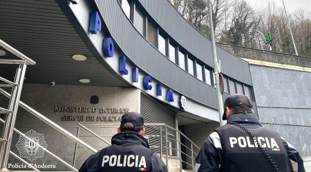 Dos agents del servei de l'ordre entrant al despatx central