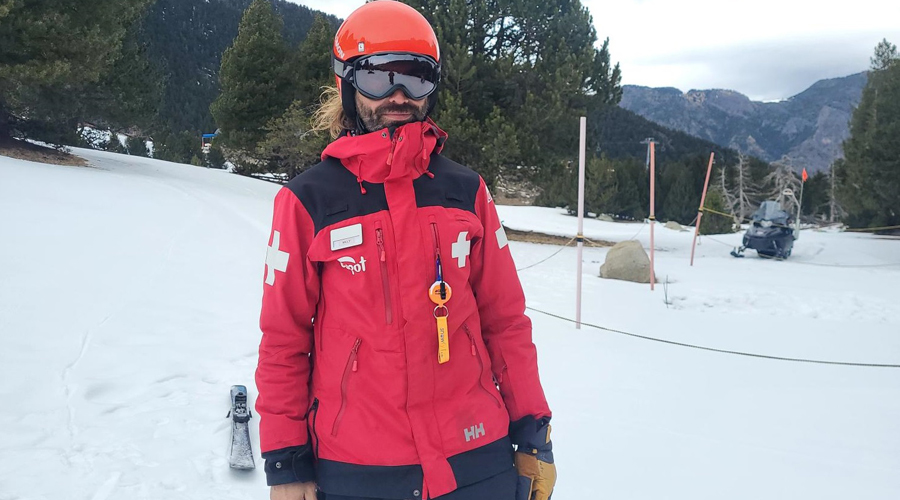 El responsable de pistes d'Espot amb l'Snowfy penjant del seu anorac (Govern.cat)