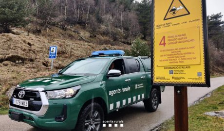 Un vehicle dels Agents Rurals en un dels accessos al Parc