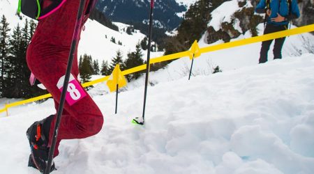 Un esportista competint en esquí de muntanya