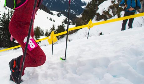 Un esportista competint en esquí de muntanya