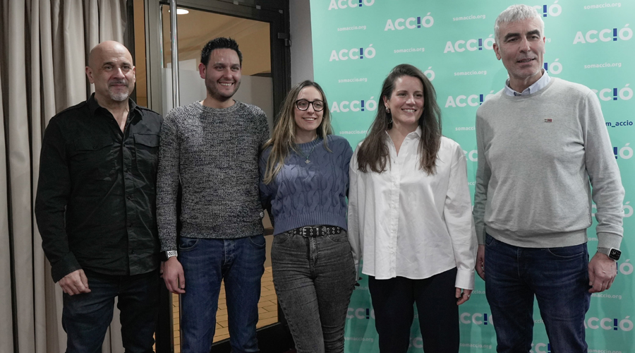 L'executiva d'Acció amb Noëlia Souque -segona per la dreta- al costat del president, Marc Magallon (Acció)