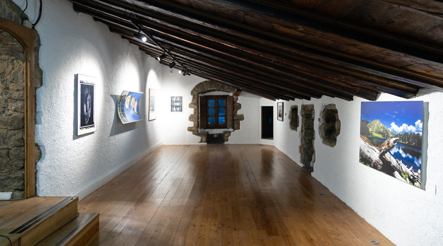 Algunes de les obres exposades a la Casa de la Vall (Sergi Pérez - Consell General)