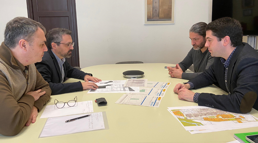 A l'esquerra, els representants de la Generalitat. A la dreta, en primer terme, l'alcalde Joan Barrera i al costat, Jordi Mas (Aj. la Seu)